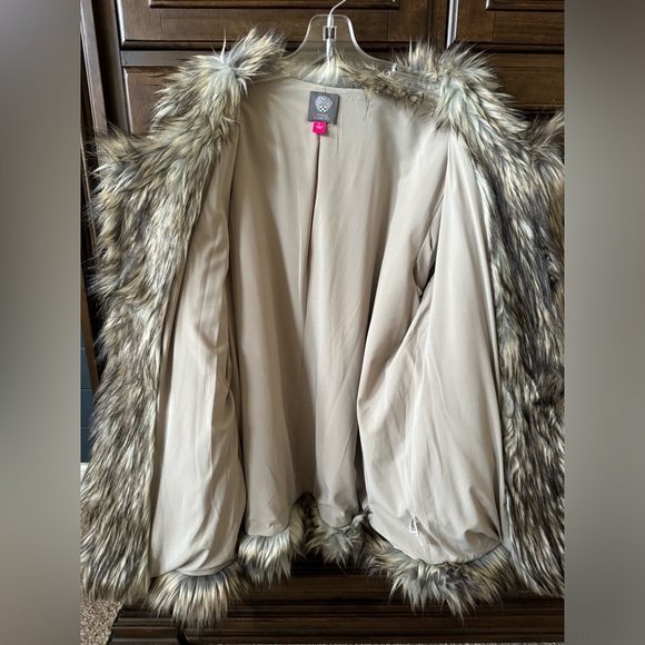 Vince Camuto faux fur coat - Picture 4 of 6